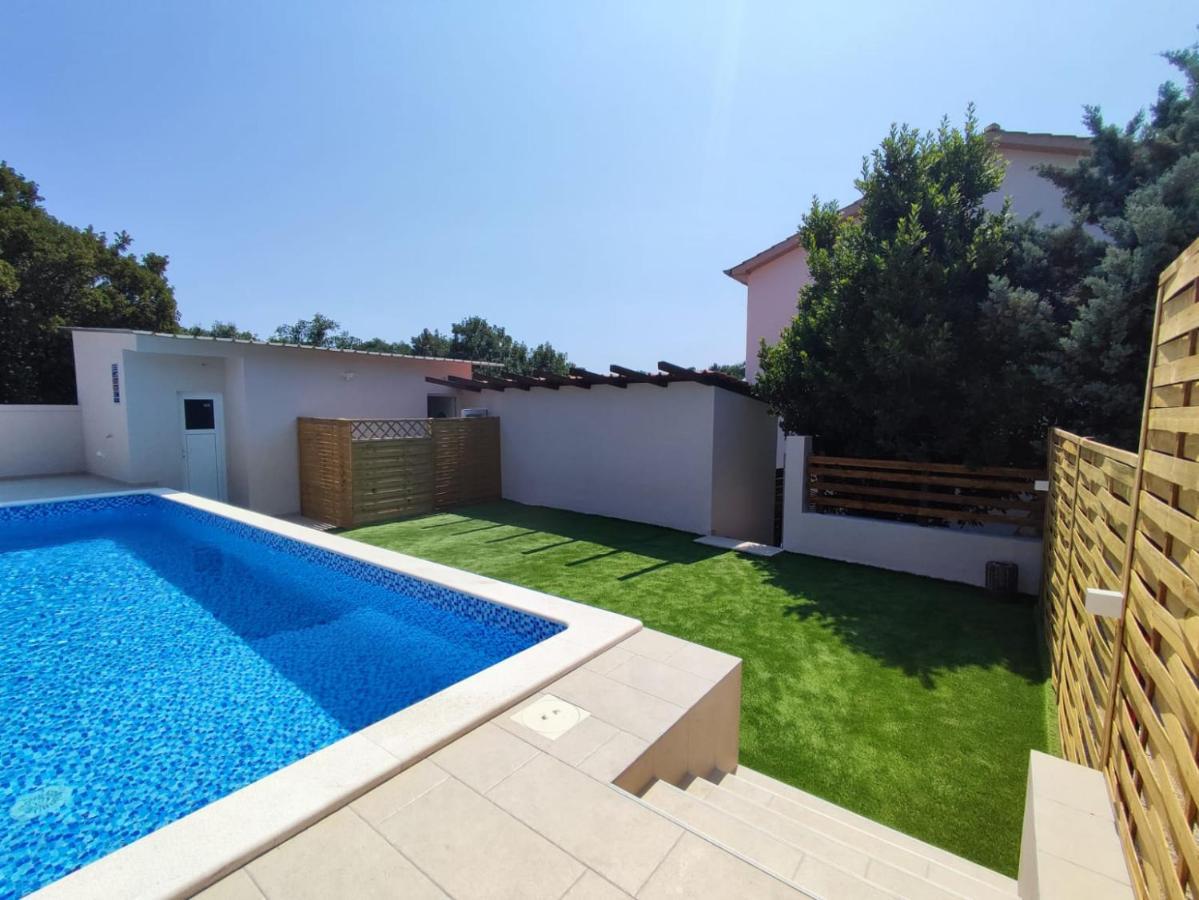 פולה Apartman Debora Sa Privatnim Bazenom מראה חיצוני תמונה