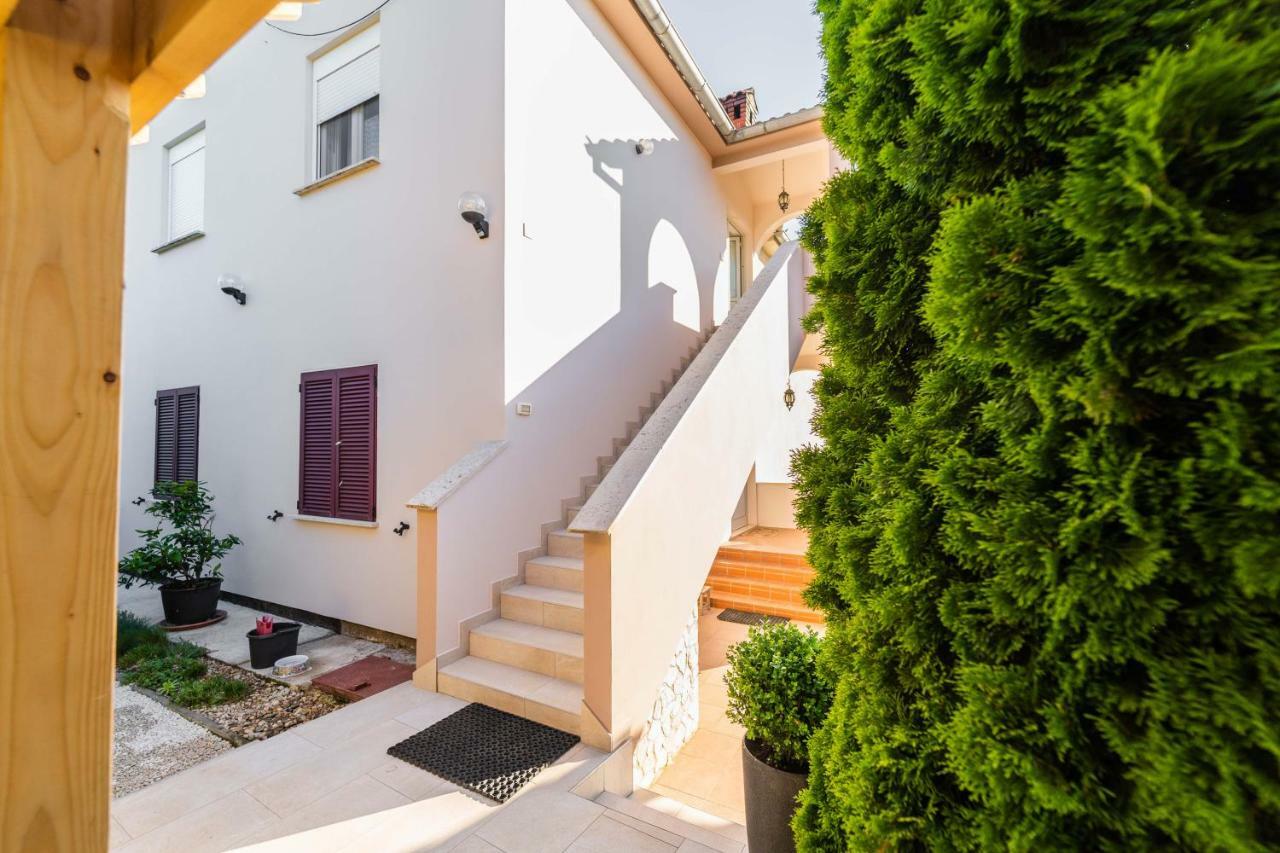 פולה Apartman Debora Sa Privatnim Bazenom מראה חיצוני תמונה
